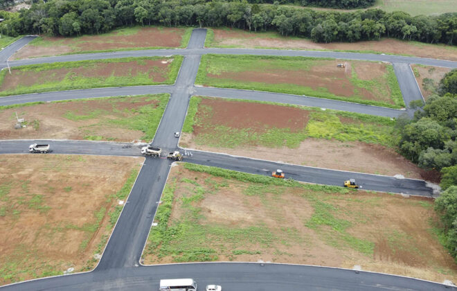 Vista aérea do Loteamento Solar da Mata com ruas asfaltadas recém finalizadas pela BSM Pavimentações.