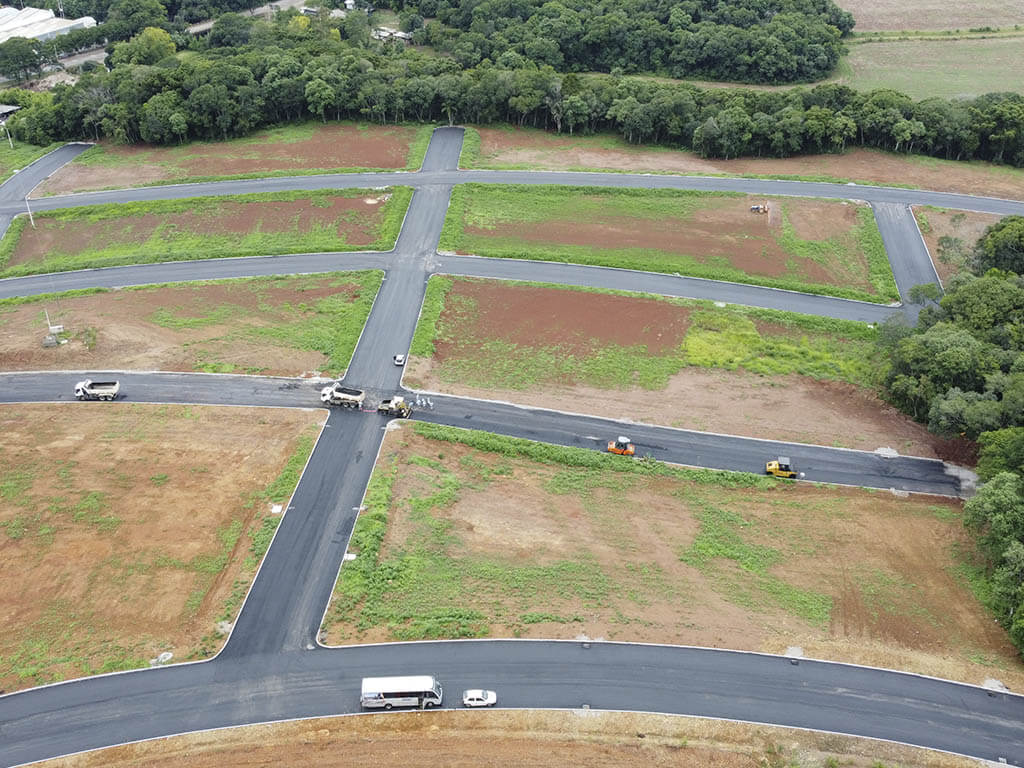 Vista aérea do Loteamento Solar da Mata com ruas asfaltadas recém finalizadas pela BSM Pavimentações.
