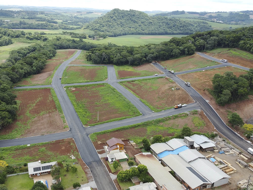 Vista aérea do Loteamento Solar da Mata com ruas asfaltadas recém finalizadas pela BSM Pavimentações.