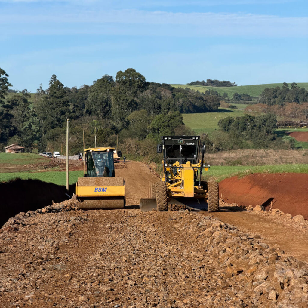Obra de pavimentação asfaltica, etapa de base no RS.