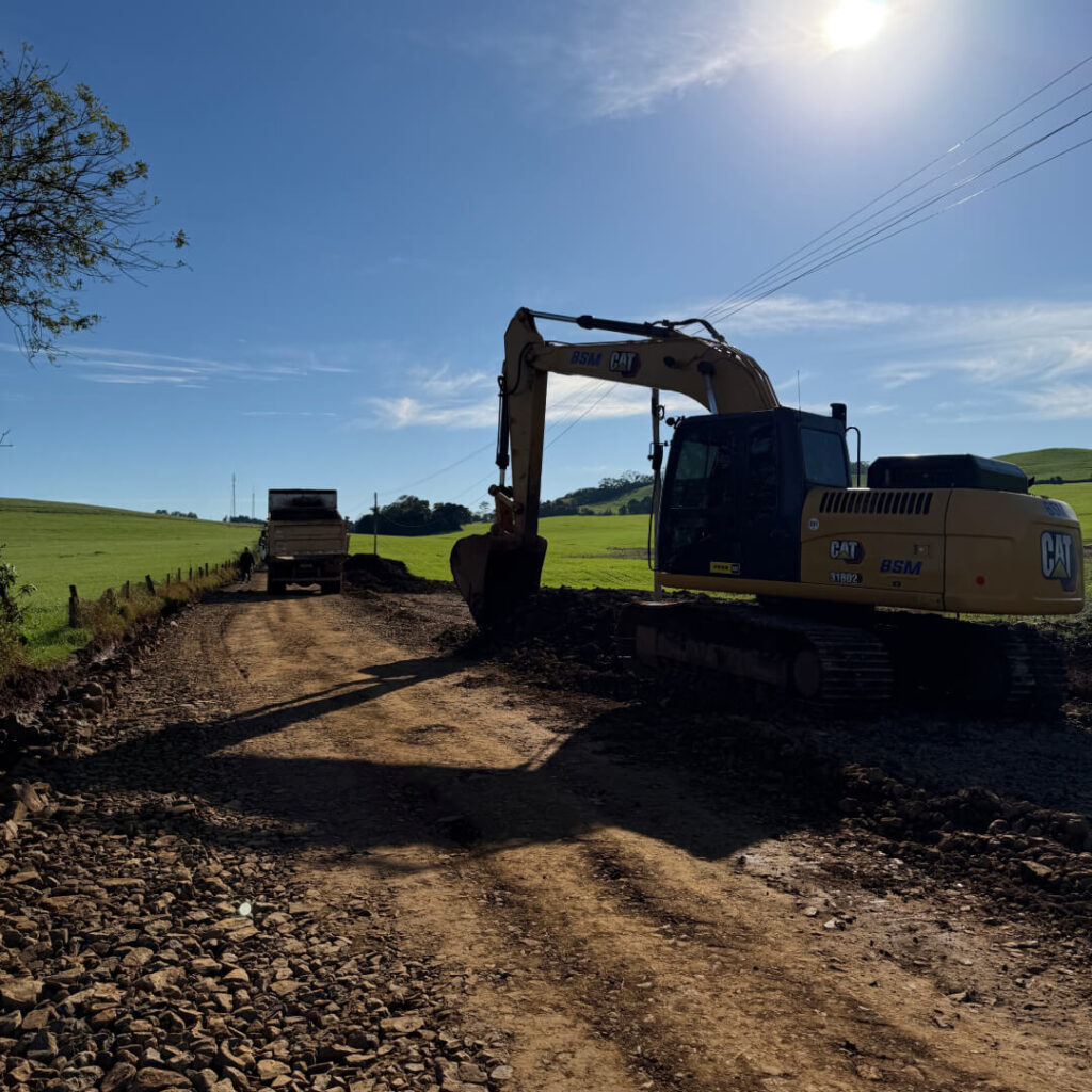 Obra de pavimentação asfaltica, etapa de base no RS.