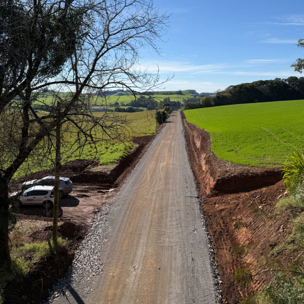 Obra de pavimentação asfaltica, etapa de base no RS.