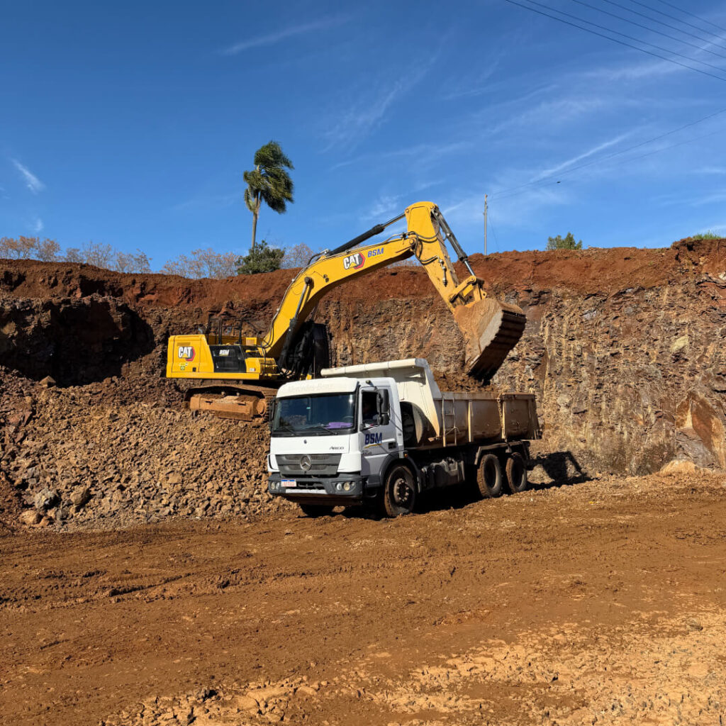 Obra de pavimentação asfaltica, etapa de base no RS.